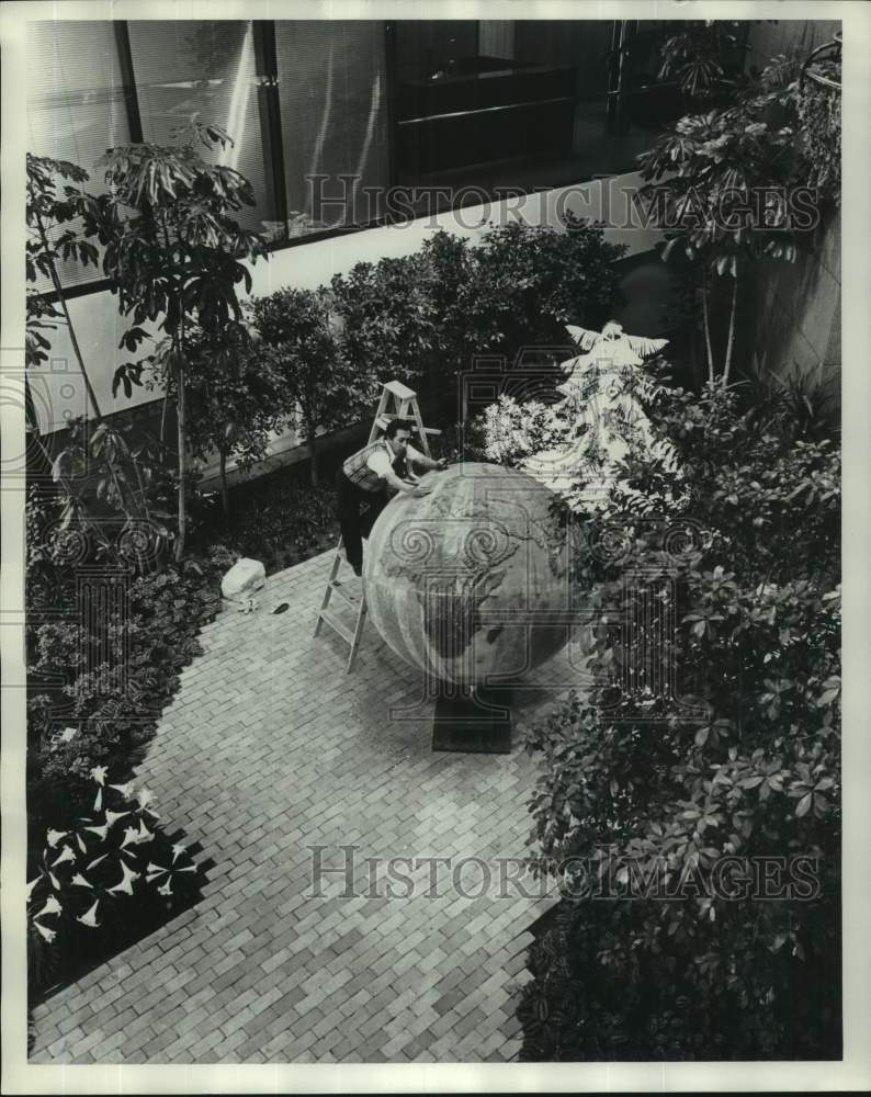 1977 Press Photo Aerial View of Sculpture Jorge Elias Lopez Working on Globe - Historic Images