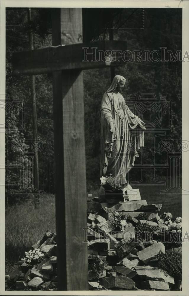 Press Photo Virgin Mary Statue on 43 in Garrison, Shelby County, Alabama - Historic Images