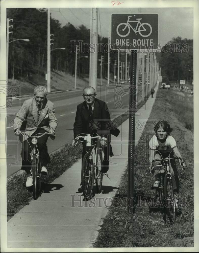 1973 Press Photo George Seibels, Hawkins &amp; Thornton Anderson Riding Bicycles - Historic Images
