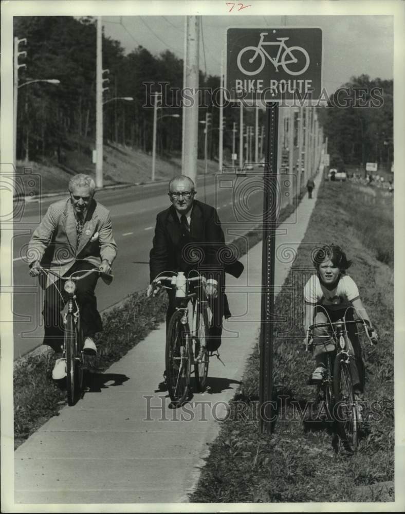 1973 Press Photo George Seibels, Hawkins & Thornton Anderson Riding Bicycles - Historic Images