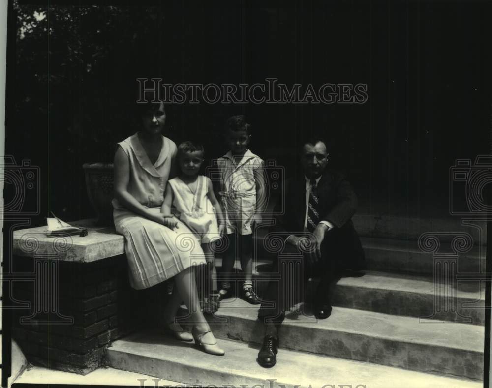 Press Photo Benjamin M. Miller, Alabama Governor (1931-35), Wife &amp; Children - Historic Images