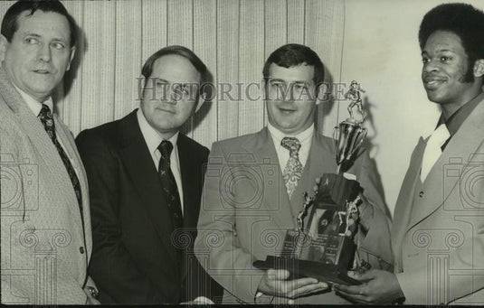 1977 Press Photo Larry Moran, Principal West End High, with Sportsmanship Trophy - Historic Images