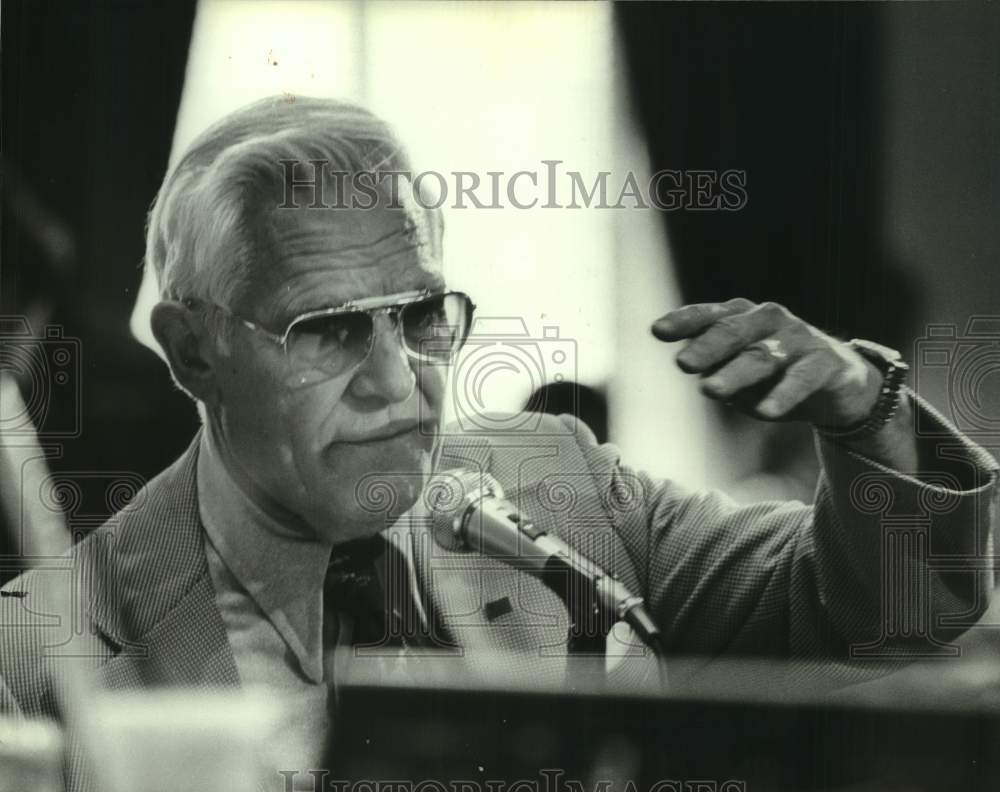 1981 Press Photo Representative George Seibels, Birmingham, Stands at Microphone - Historic Images