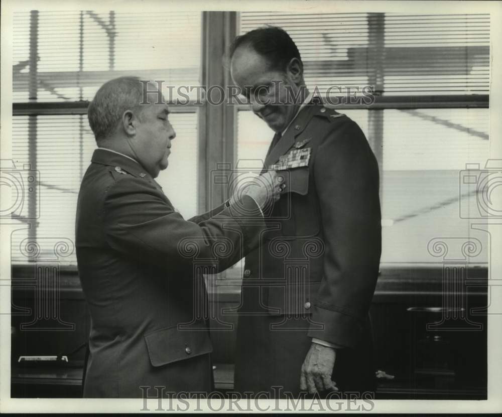 1977 Press Photo Col. William Teas, Other Officer of Alabama Air National Guard - Historic Images