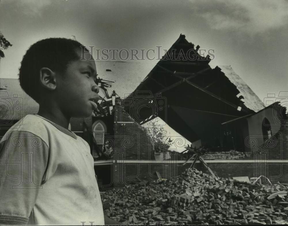 1978 Press Photo Alonzo Walker in front of Damaged Church, Selma, Alabama - Historic Images