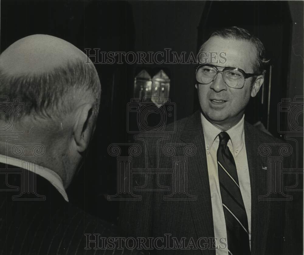 1982 Press Photo Politician Albert Lee Smith Talking to Other Man - abna46293 - Historic Images