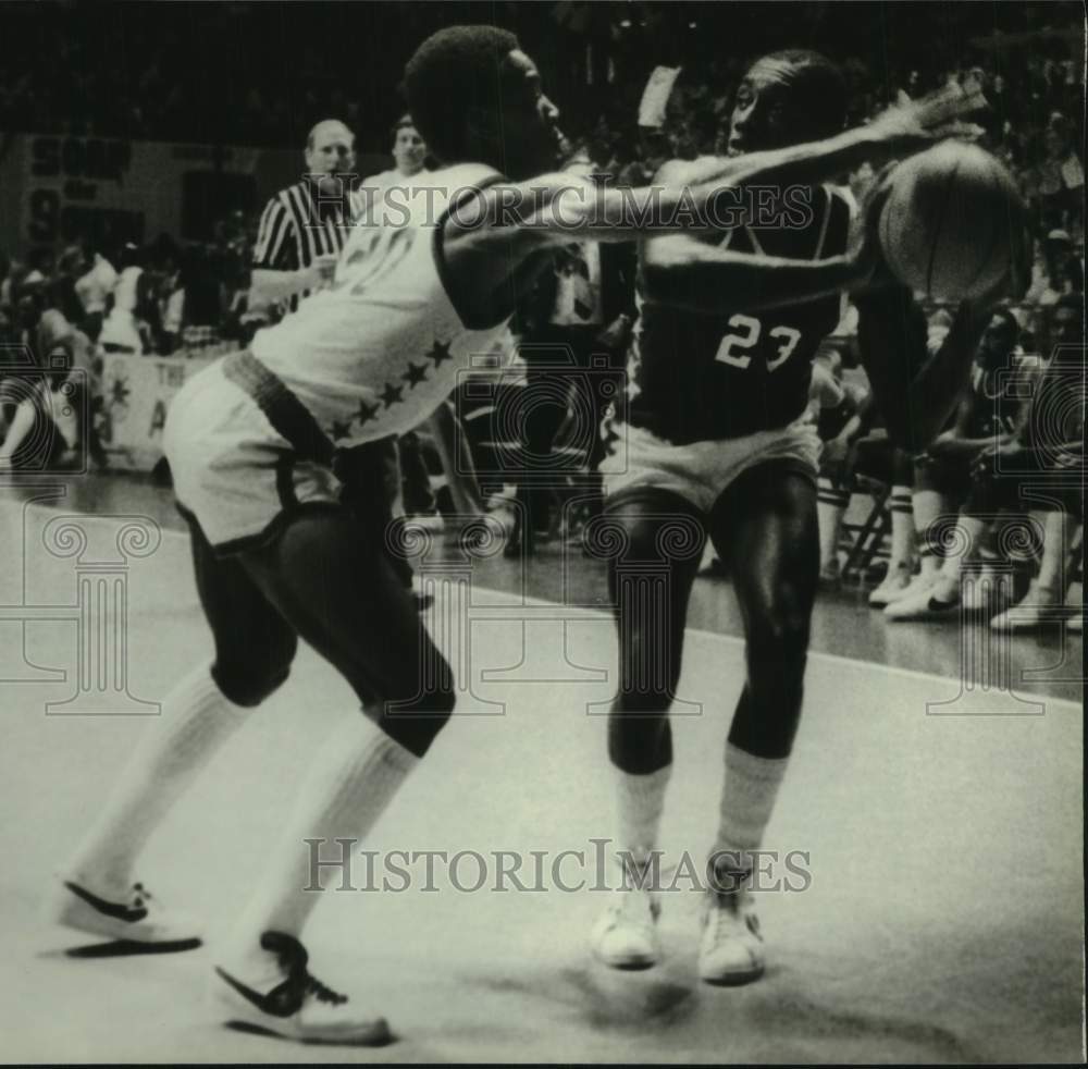 1980 Press Photo Eric Richardson Plays Basketball Against Curtis High School - Historic Images