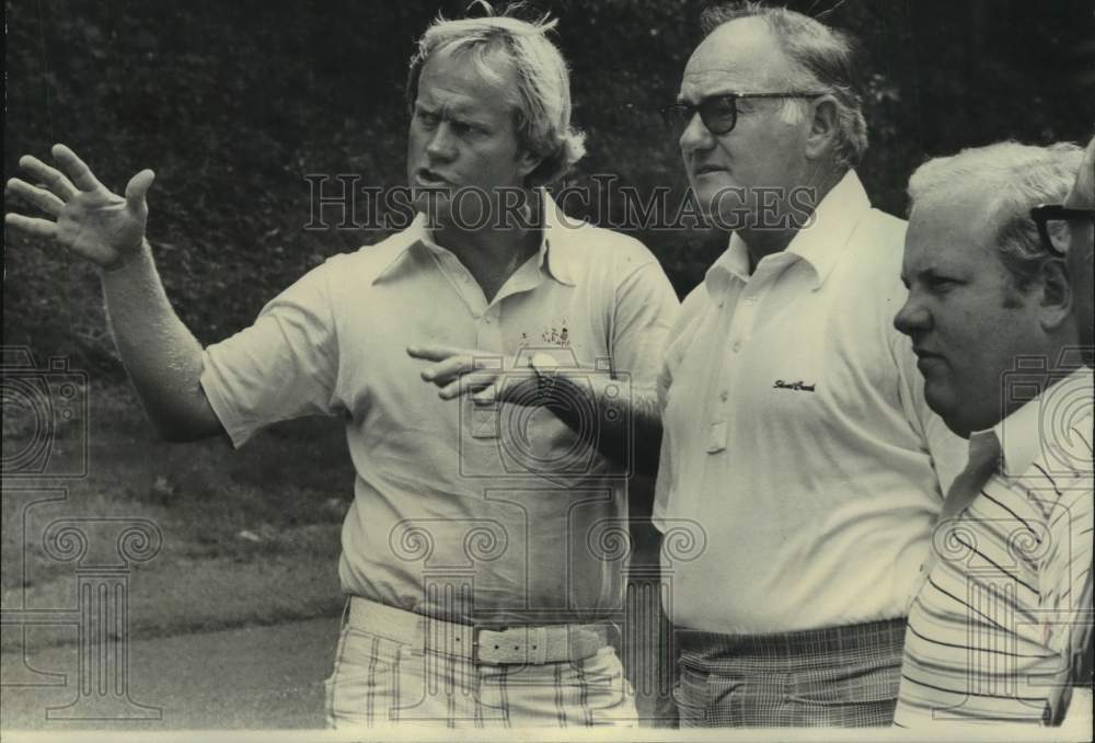 1977 Press Photo Jack Nicklaus Reviews Golf Course with Owner Hall Thompson - Historic Images