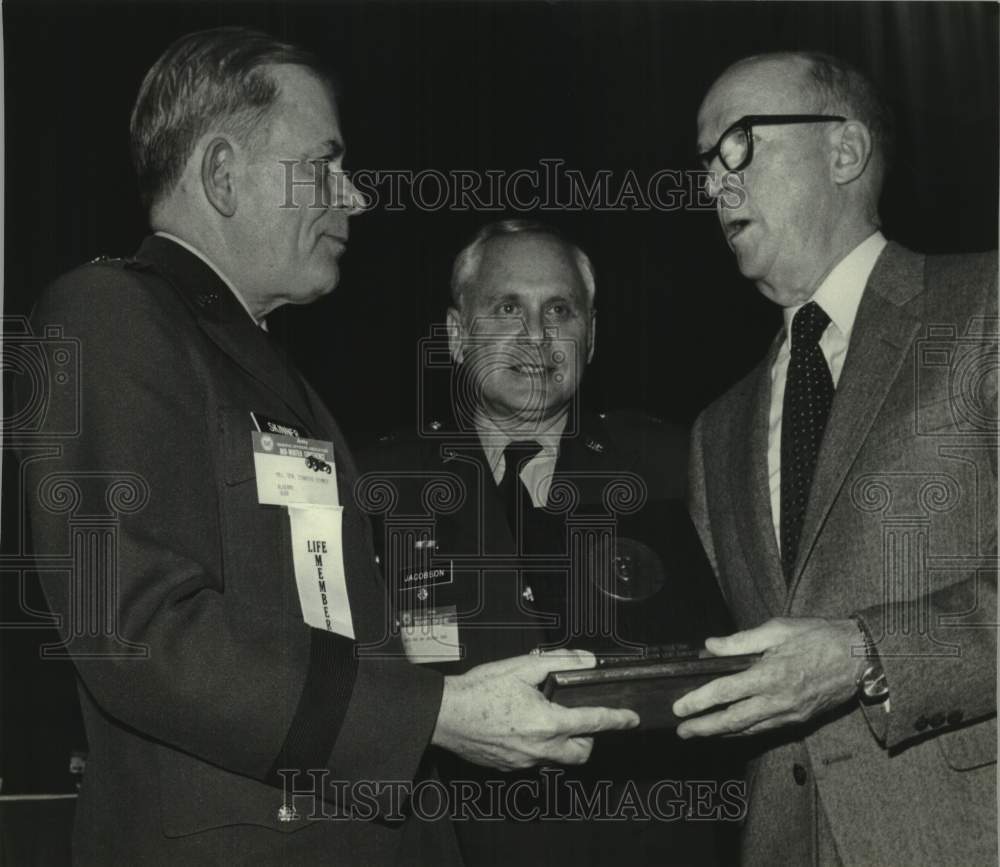 1981 Press Photo 121st Army Reserve Command Receives General Kerwin Award - Historic Images