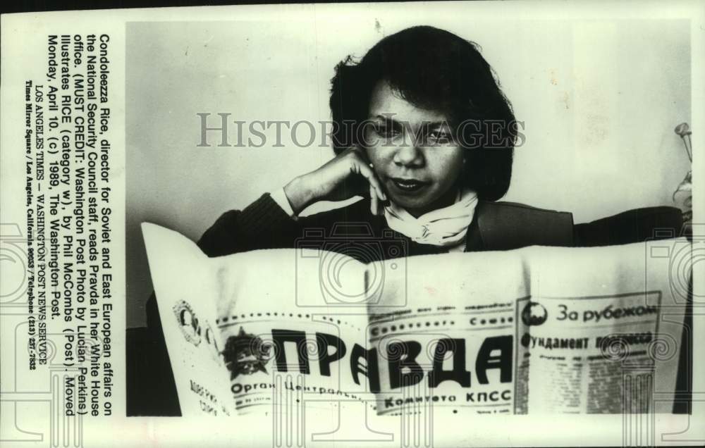 1990 Press Photo Condoleezza Rice Reading Pravda in White House Office - Historic Images