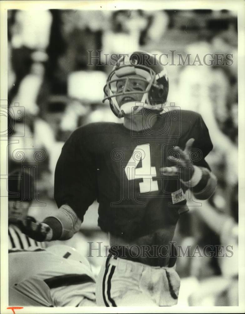 1979 Press Photo Football Player Kieth Pugh Reaches for Ball - abna46571 - Historic Images