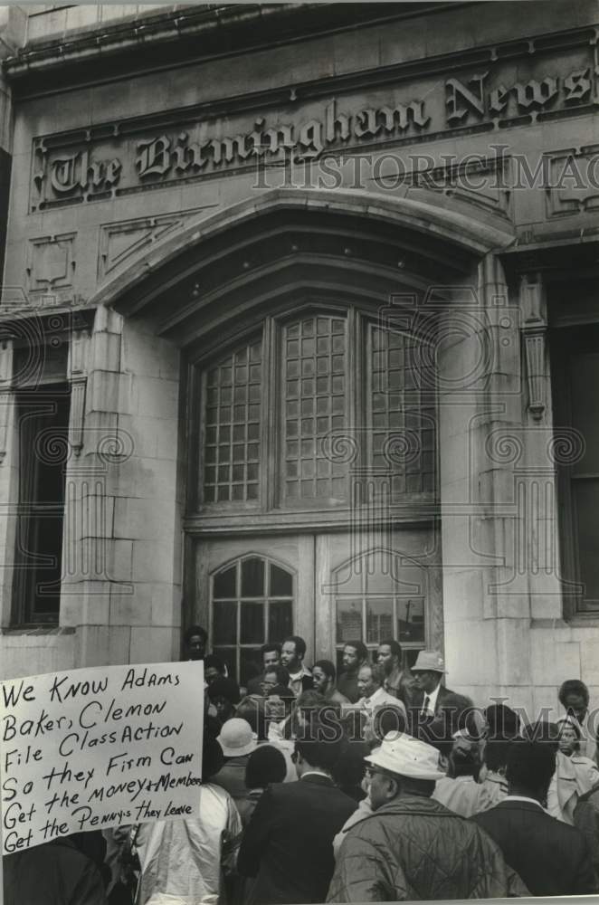 1980 Press Photo Speakers Condemn Press Coverage, Birmingham Protesters Listen - Historic Images