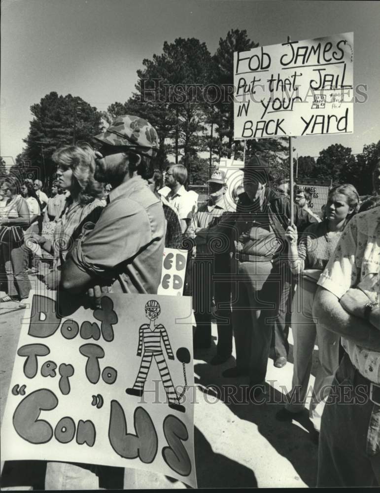 1980 Press Photo Alliance Demonstrators Opposed to New Prison in Neighborhood - Historic Images