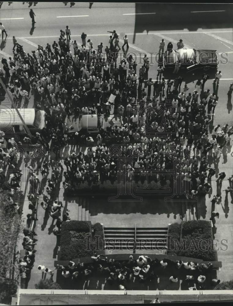 1979 Press Photo Aerial View of Marchers Gathered in Front of City Hall - Historic Images