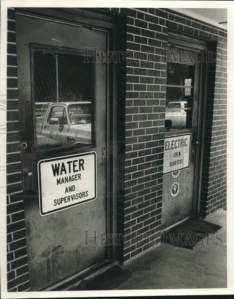 1988 Press Photo Doors to break rooms for utility workers in Bessemer, Alabama - Historic Images