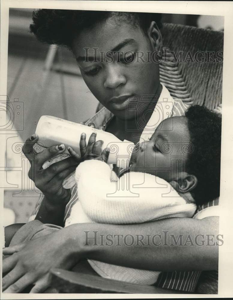 1989 Press Photo Traci Witherspoon Feeds Son in Day-Care Room at High School - Historic Images