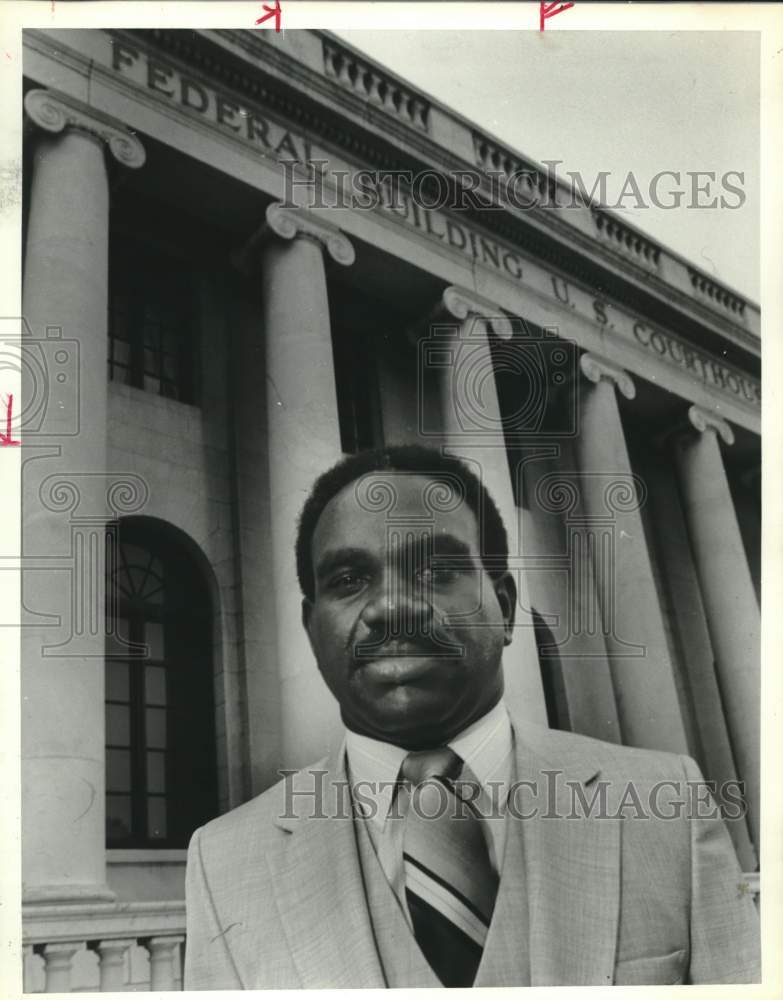 1980 Press Photo Federal Judge J.W. Clemons in front of Federal Building - Historic Images