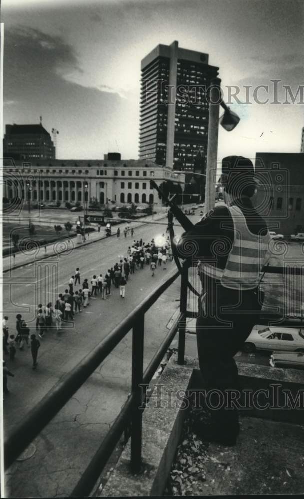 1982 Press Photo Police Watch During Southern Christian Leadership Conference - Historic Images