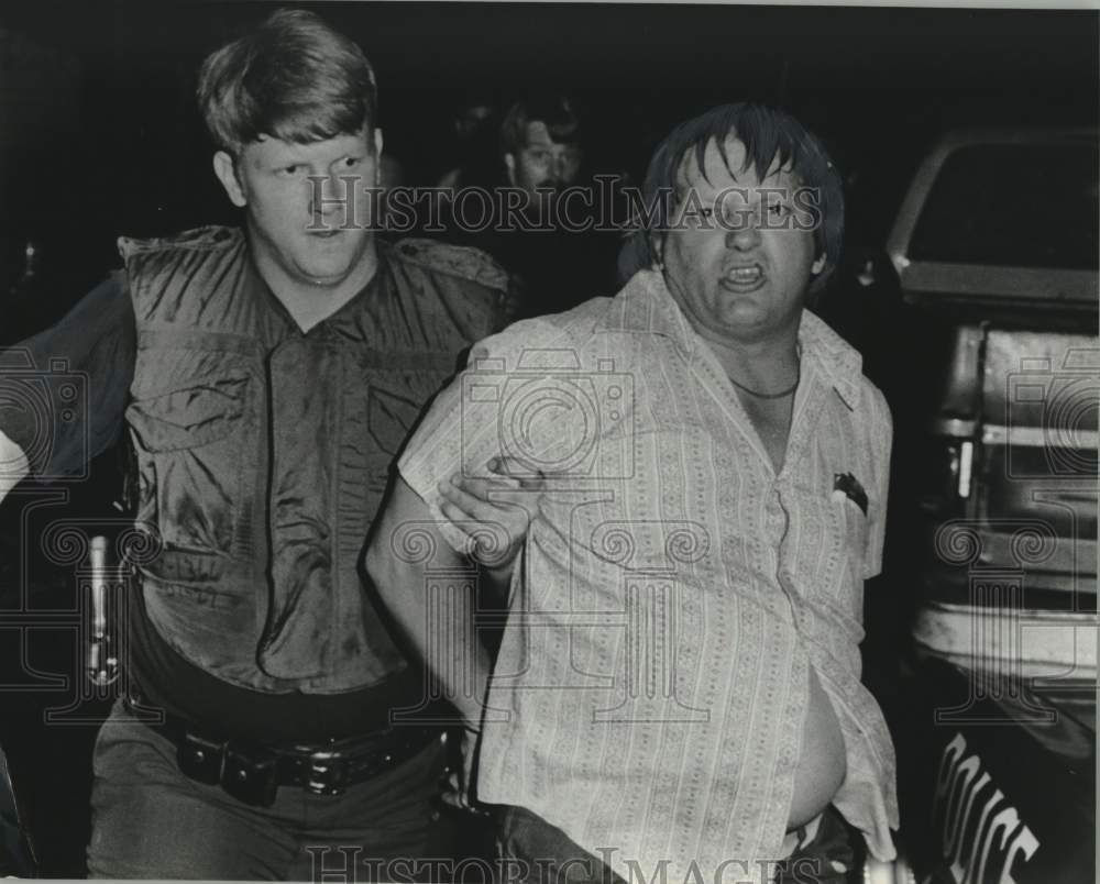 1979 Press Photo White Man Arrested in Kingston Taken Away by Police - abna46731 - Historic Images