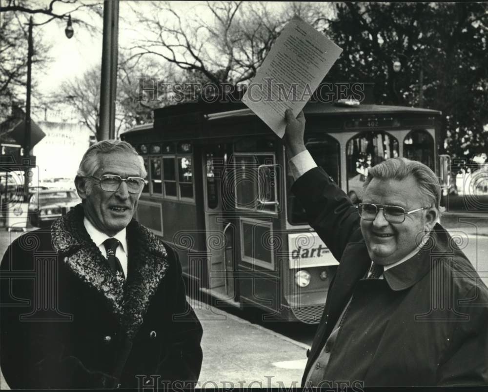 1979 Press Photo DAC President Weil and Mayor Vann Show New Dart Mini-Bus System - Historic Images