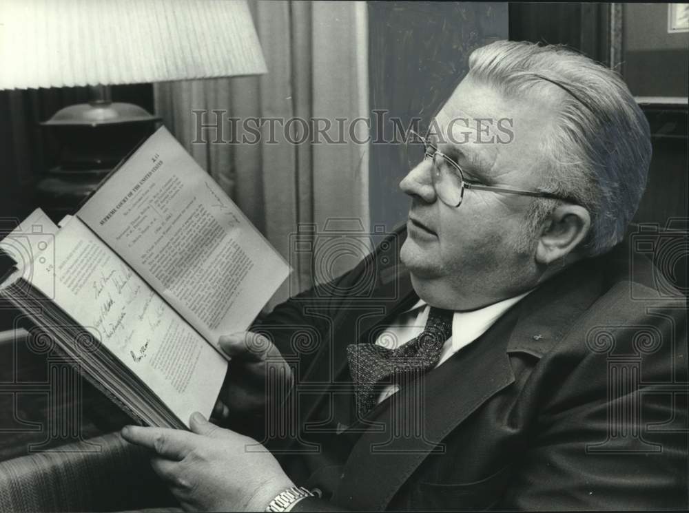 1979 Press Photo Birmingham Mayor David Vann with Rare Autographed Book - Historic Images