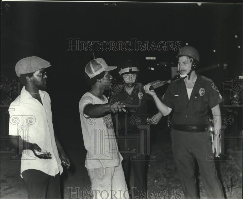 1979 Press Photo Group Talking to Police Officers at Demonstrations in Kingston - Historic Images