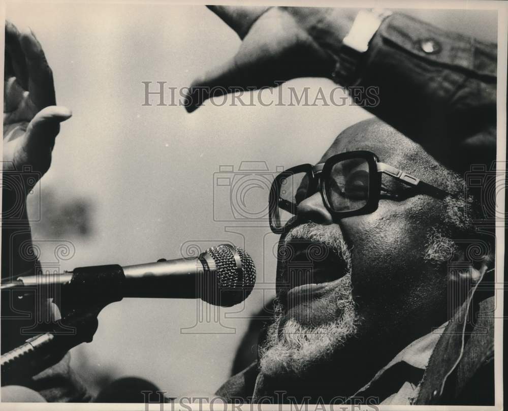 1987 Press Photo Reverend Hosea Williams Speaks to Crowd in Montgomery, Alabama - Historic Images