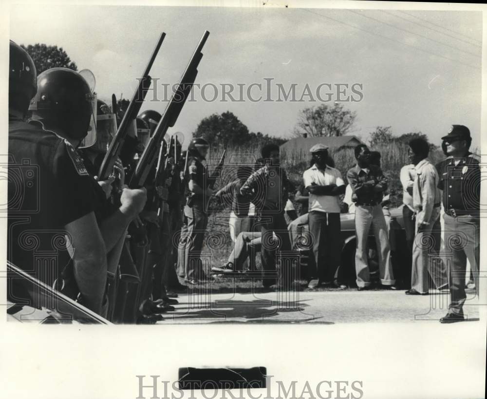 1978 Press Photo Armed Policeman Form Line at Site of Demonstration, Cullman, AL - Historic Images