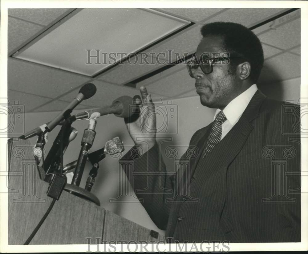 1980 Press Photo Attorney Fred Gray Speaking at Podium - abna46810 - Historic Images