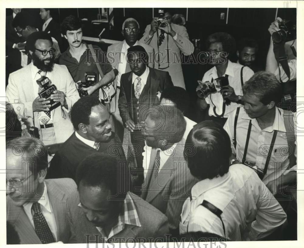 1980 Press Photo Federal Judge U.W. Clemon in Middle of Crowd - abna46836 - Historic Images