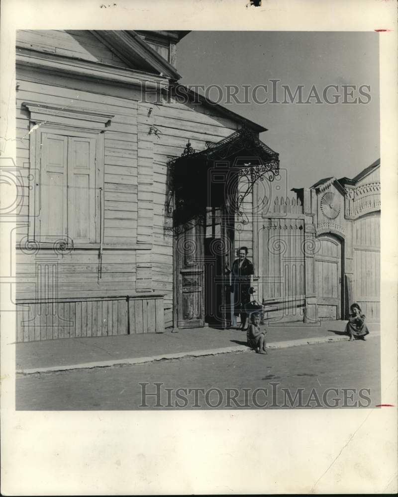 1953 Press Photo Perle Mesta outside Wooden House in Astrakhan with Children - Historic Images