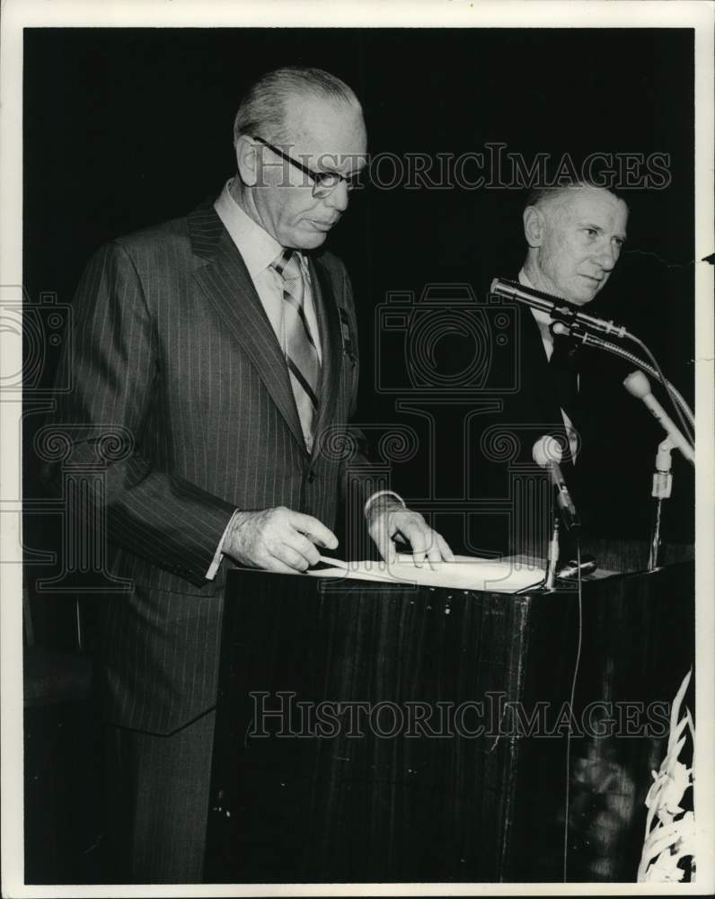 1974 Press Photo J. D. Hays with John W. Bloomer, Editor at Event - Historic Images