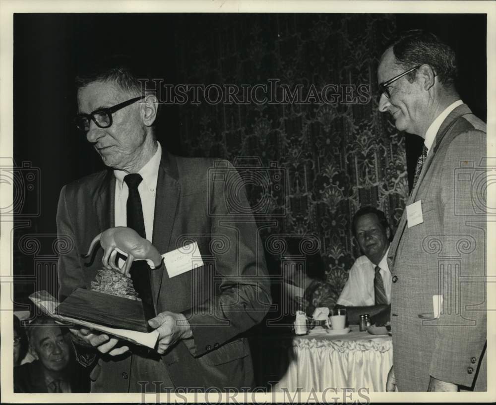 Press Photo Birmingham News Editor John Bloomer with Award - Historic Images