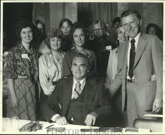 Press Photo John Bloomer, Former News Editor with George Wallace and Women - Historic Images