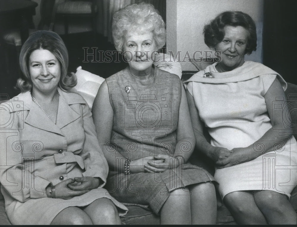 1969, Mrs. James E. Byrd and visitors at Scribblers party - abno00010 - Historic Images