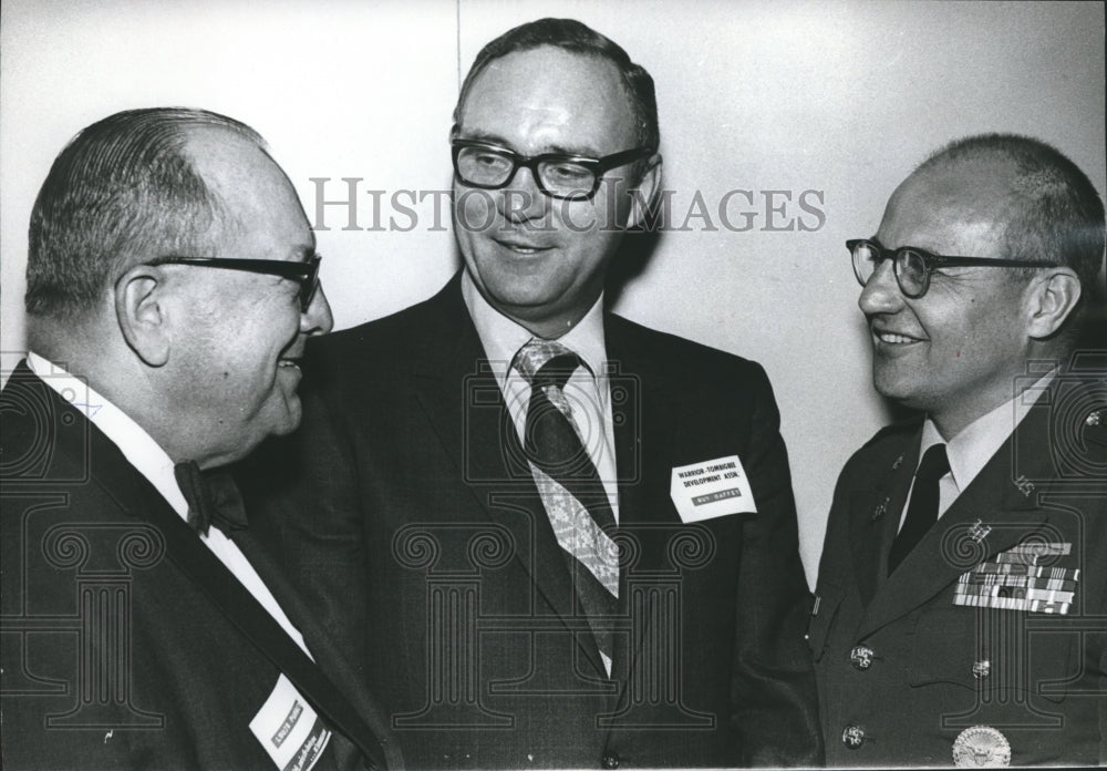 1971 Press Photo Guy Caffey chats with Louis Purdey and Col. Griffith - Historic Images