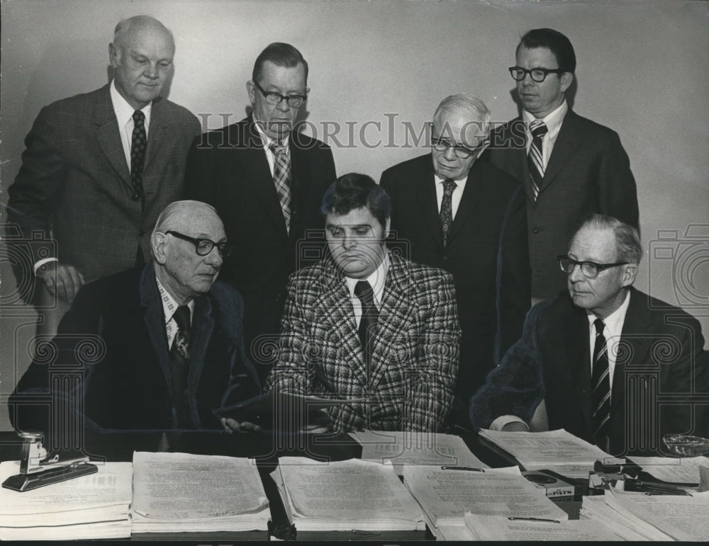 1973 Press Photo Hugh Denman of Birmingham Housing Authority signs contract - Historic Images