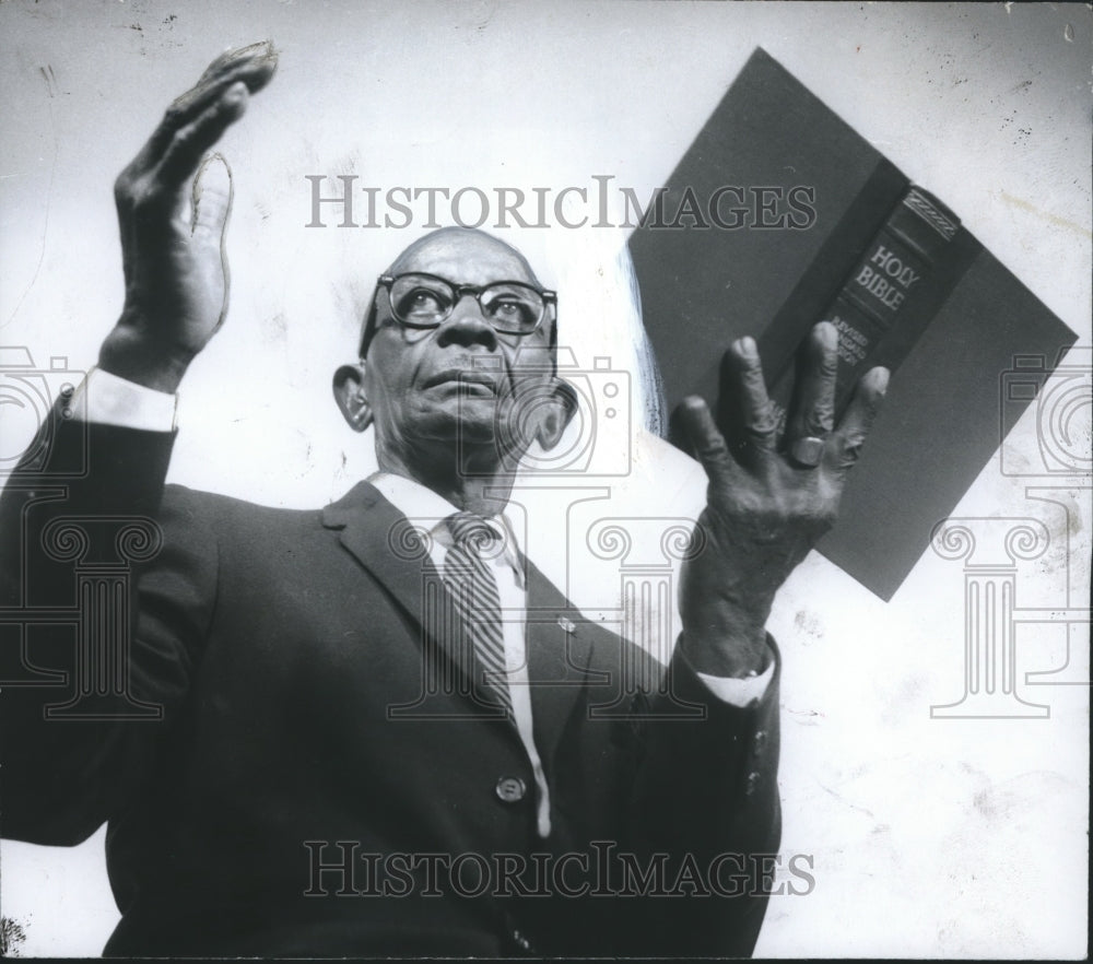 1967 Sunday School leader C. C. Combs of First Baptist Church - Historic Images