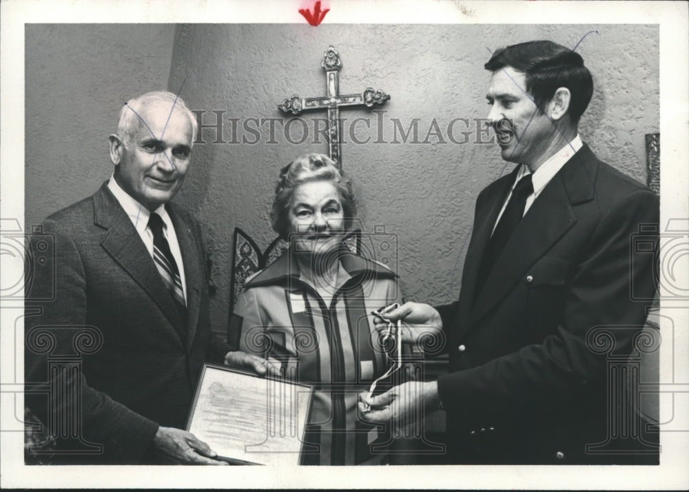 1972 Press Photo Donald Comer and Mrs. Hugh Comer with Silver Fawn award - Historic Images