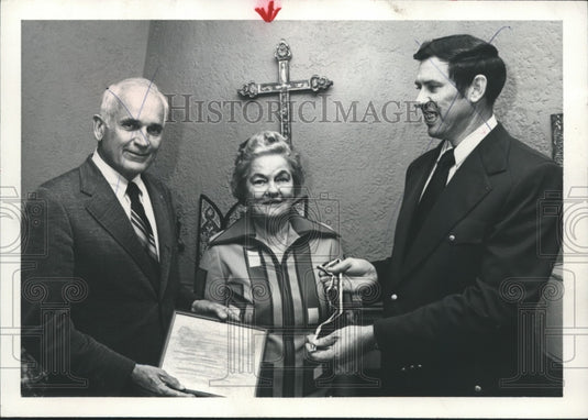 1972 Press Photo Donald Comer and Mrs. Hugh Comer with Silver Fawn award - Historic Images