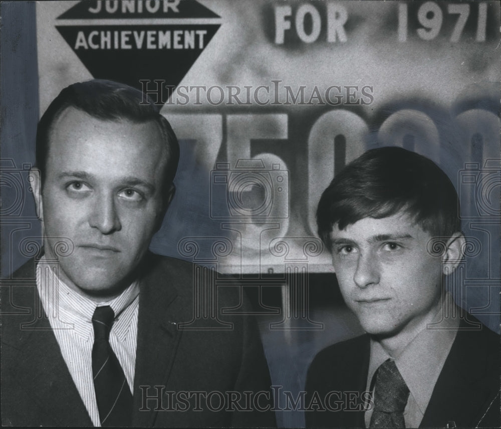 1971 Press Photo Junior Achievement Chairman, student kick off $75,000 campaign - Historic Images