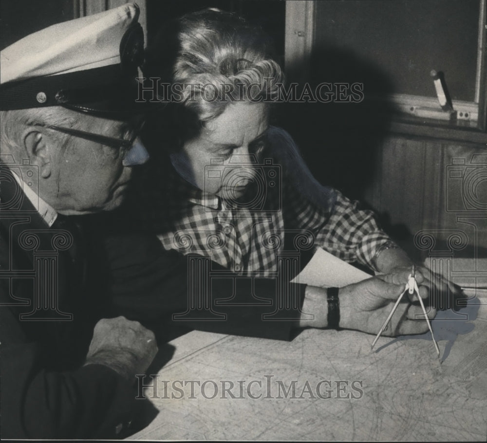 1970 Press Photo Doctor and Mrs. John Bruhn planning sailing adventure, Alabama - Historic Images