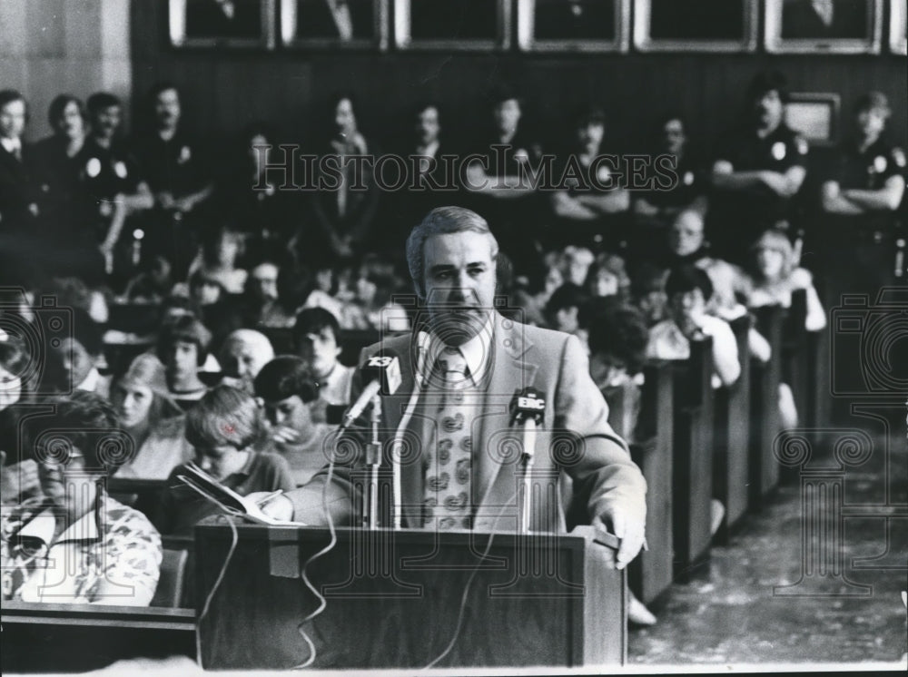 1977, Union representative Bruce Carr faced Birmingham City Council - Historic Images