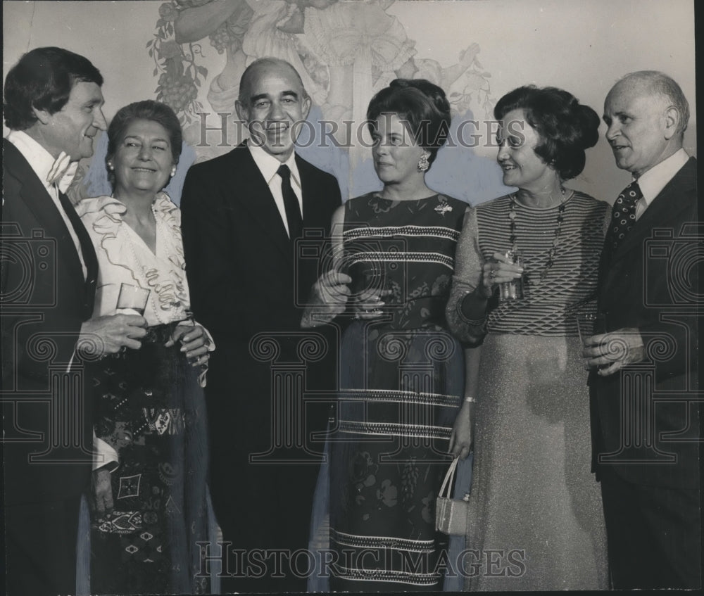 1973 Press Photo Jimmy and Mary Folmar with Others celebrating Football Weekend - Historic Images