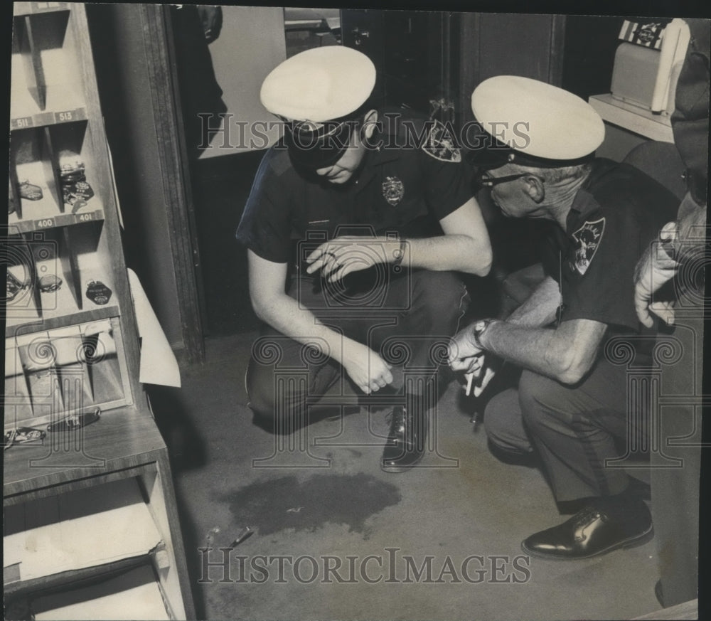 1971 Press Photo Birmingham, Alabama Police Officers at Scene of Murder Crime - Historic Images