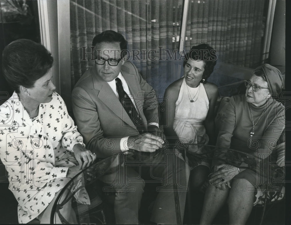 1973, Progressive Farmer President & quilt judges in Birmingham - Historic Images