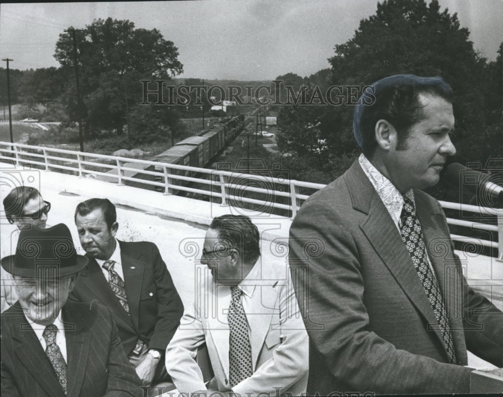 1972 Press Photo Jasper, Alabama Mayor Jack Moore Brown Stops Speech for Train - Historic Images