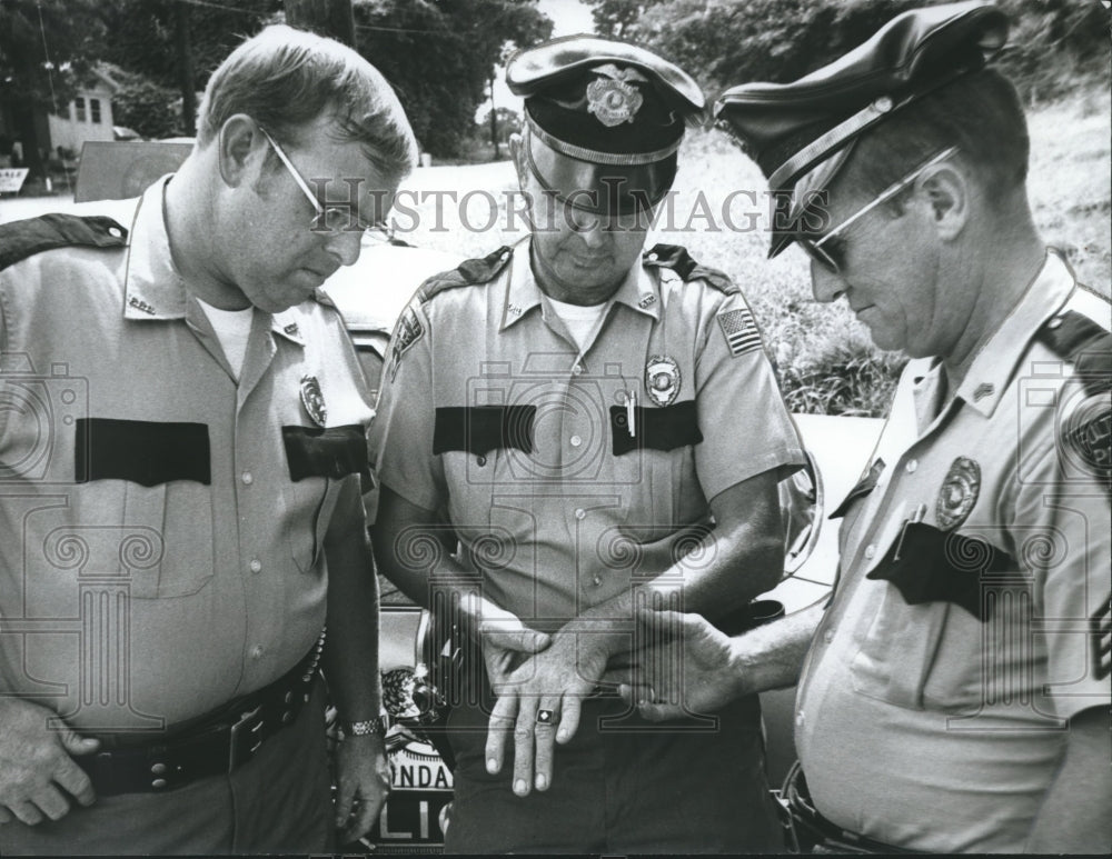 1973, Booth & Cole examine Hogeland's bite in Alabama - abno00367 - Historic Images