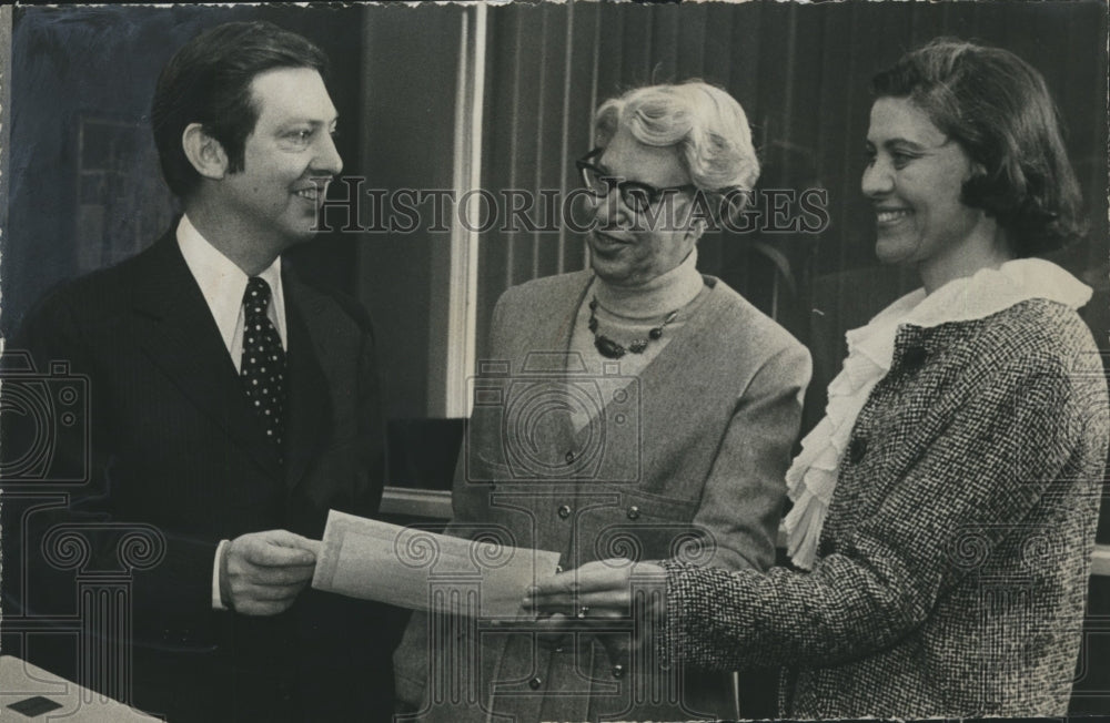 1974 Press Photo J. Beasley Williams receiving his chip stock, Alabama - Historic Images