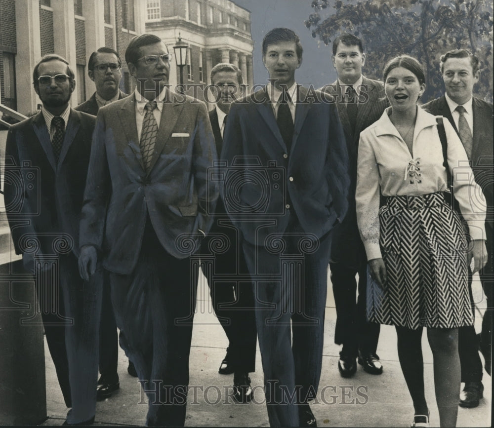 1971 Mrs. Elaine Crane strolls with Leaders at University of Alabama - Historic Images